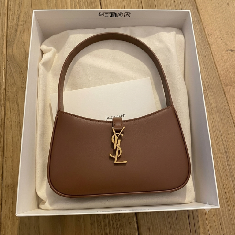 حقيبة كتف إيف سان لوران هوبو (YSL Hobo Bag) – جلد فاخر بلون بني دافئ