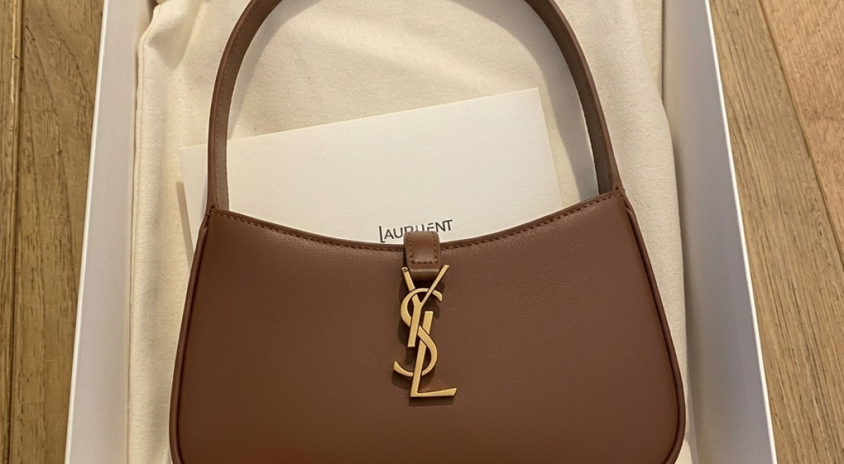 حقيبة كتف إيف سان لوران هوبو (YSL Hobo Bag) – جلد فاخر بلون بني دافئ